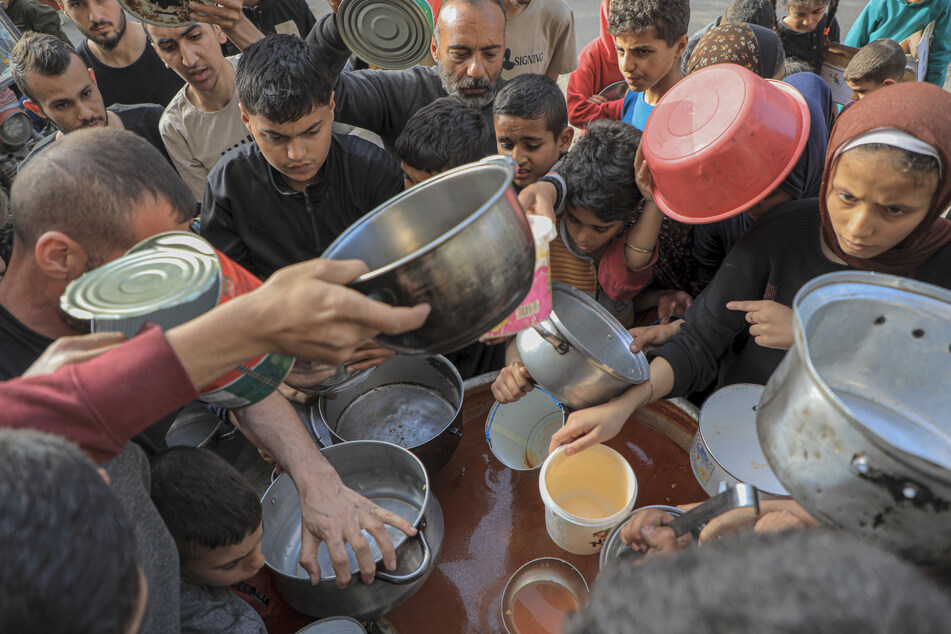 Menschen warten in der Stadt Rafah im südlichen Gazastreifen auf Nahrungsmittelhilfe.