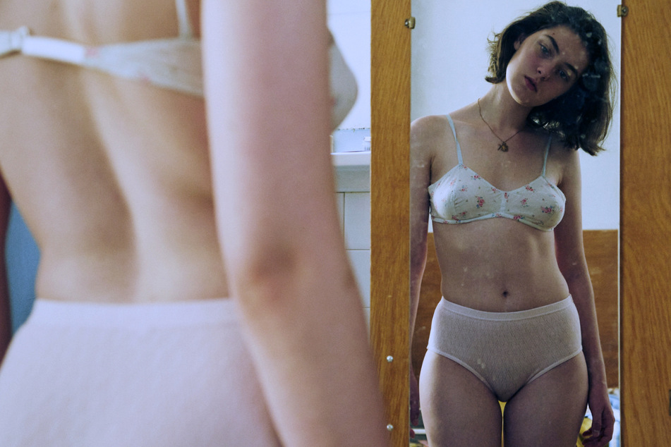 Anne Duchesne (Anamaria Vartolomei, 22) erkundet ihren Körper und ihre Sexualität mit der Zeit immer mehr.