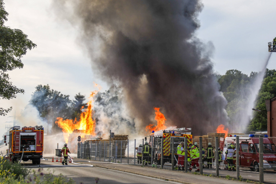 Einsatzkräfte löschen den Brand.