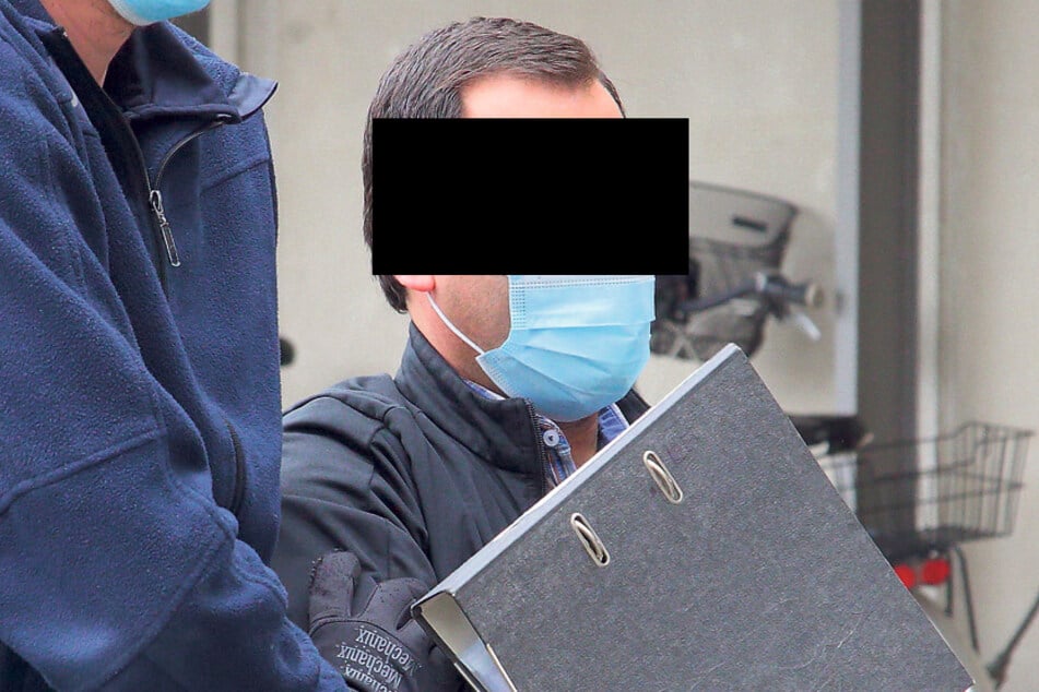 Challedin M. (37) wurde von Justizbeamten vorgeführt. Nach der Verhandlung ging's zurück in den Knast.