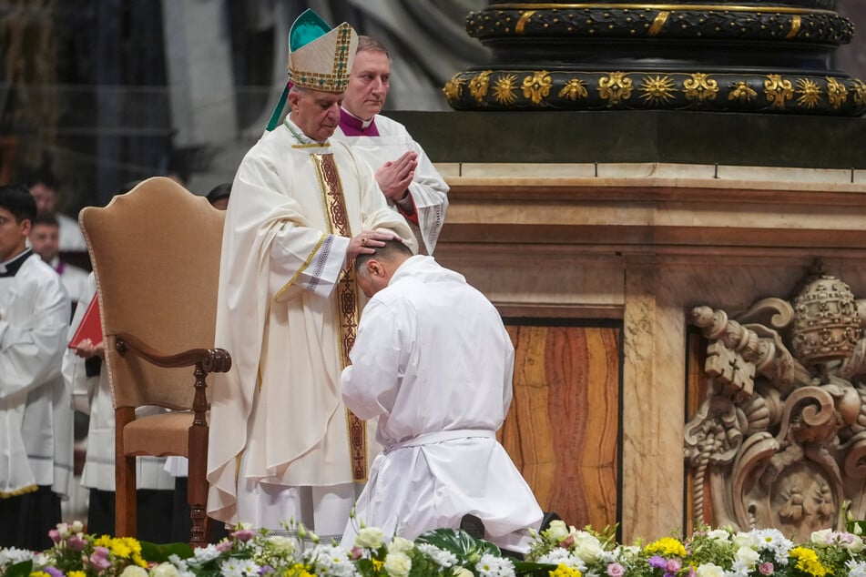 Die Messer im Petersdom, auf der Männer auch die Diakonenweihe erhielten, fand ohne Papst Franziskus (88) statt.