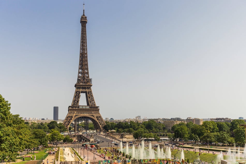 Der Eiffelturm, Wahrzeichen von Paris, ist 300 Meter hoch. Jetzt baut Vodafone einen etwas kleineren Turm (46 Meter) in Chemnitz.