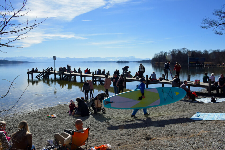 Ausflügler genießen am Starnberger See die frühlingshaften Temperaturen am 21. Februar.