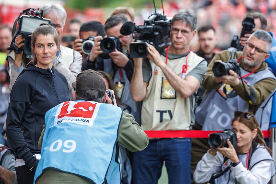 Marie-Louise Eta (l.) stand bei ihrem ersten Spiel als Bundesliga-Trainerin natürlich im Mittelpunkt des Medien-Interesses.