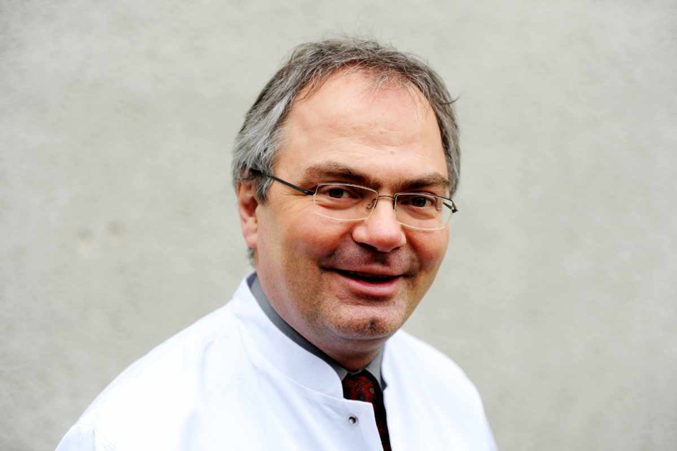 Der Kieler Virologe Helmut Fickenscher befürwortet die strikten Maßnahmen.