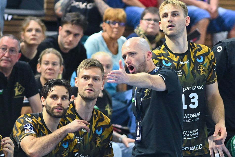 An der Seitenlinie gibt HCE-Coach André Haber (40, 2.v.r.) immer Vollgas - und manchmal sogar mehr als das.