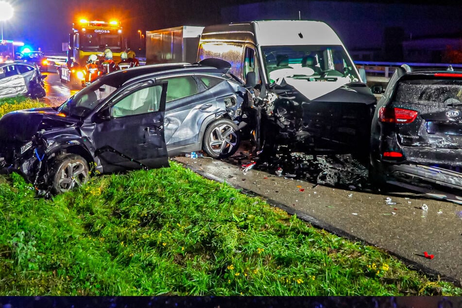Nach Crash: Sprinter kracht in Stau-Ende - sieben Verletzte, 120.000 Euro Schaden