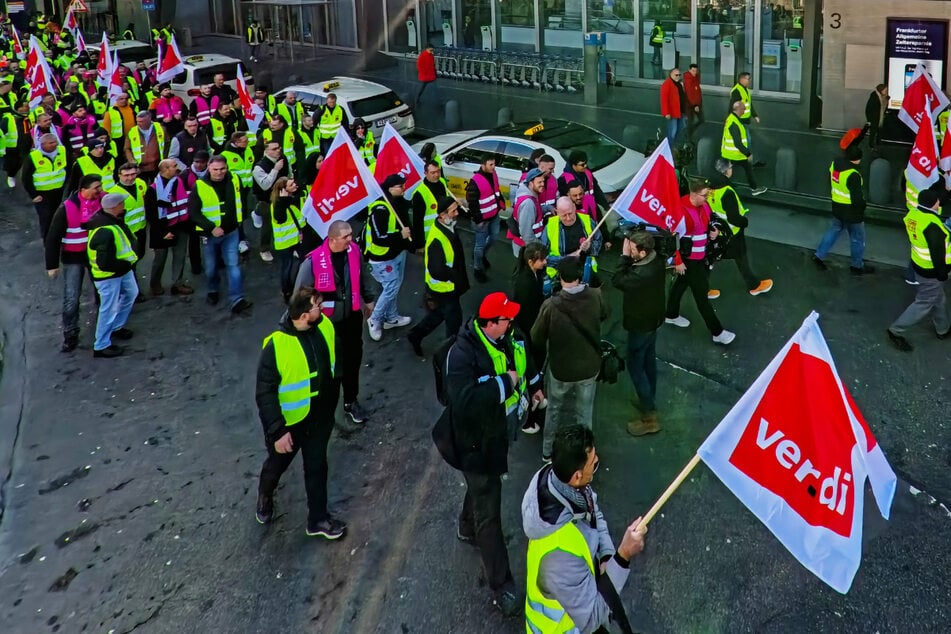 Mitglieder der Gewerkschaft Verdi demonstrierten am Flughafen Frankfurt für bessere Arbeitsbedingungen.