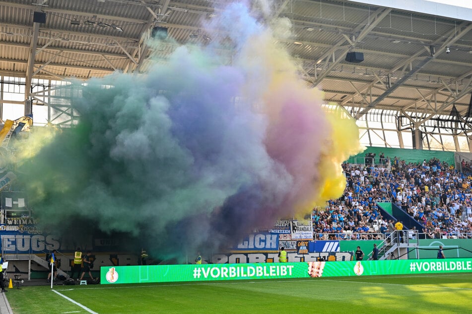 Die Jenaer Fans fackelten pünktlich zum Spielbeginn Pyrotechnik ab.