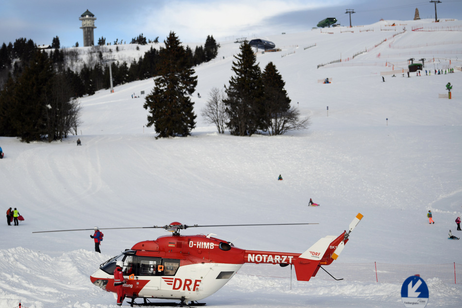 13-Jähriger stürzt sieben Meter von Skilift in in die Tiefe