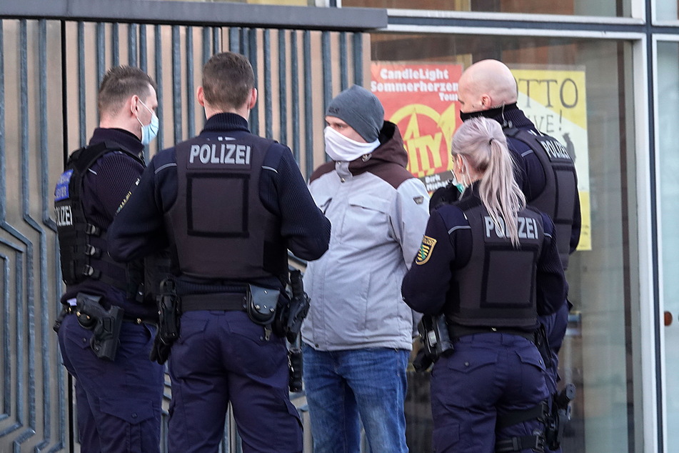 Pro-Chemnitz-Stadtrat Robert Andres (32) wurde von Polizisten aus der Stadthalle getragen.