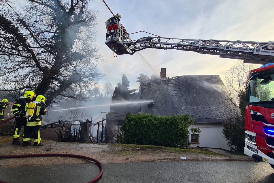 In Hirschfeld (Landkreis Zwickau) brannte am Montag ein Wohnhaus. Dabei wurden Teile des Gebäudes stark beschädigt.