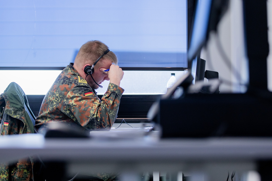 Ein Soldat der Bundeswehr telefoniert bei der Kontaktnachverfolung im Gesundheitsamt.