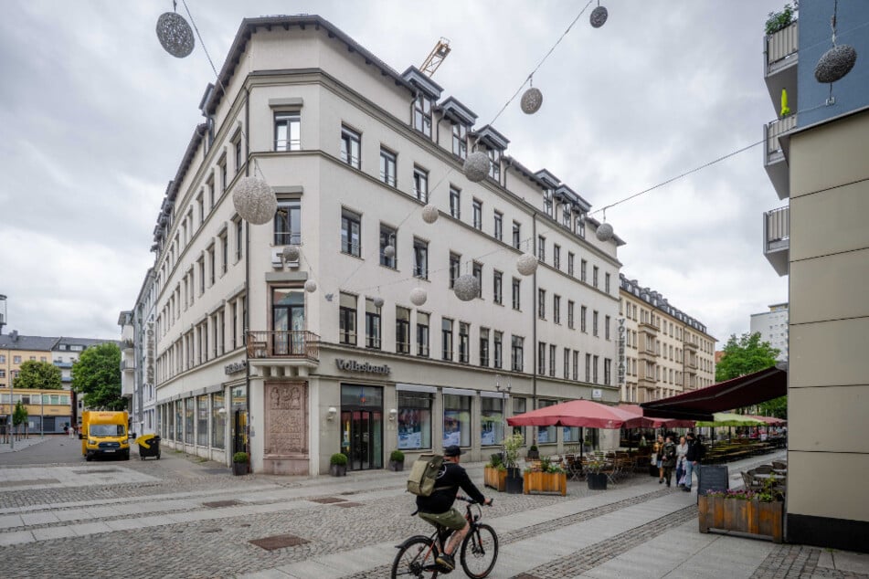 Im Innenhof beginnt die Errichtung des Neubaus für zusätzliche Büro-Räume. In der Filiale werden auch Schalterhalle und Kassenbereich modernisiert.