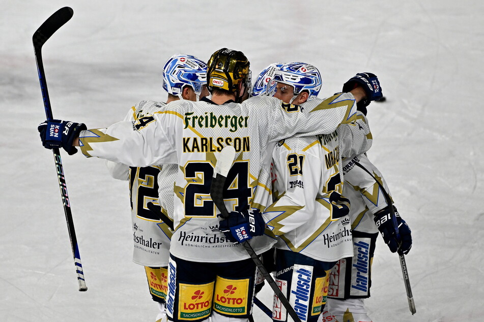 Die Eislöwen mit Simon Karlsson jubeln und haben jetzt die Chance am Sonntag beim Heimspiel in der Serie auszugleichen.