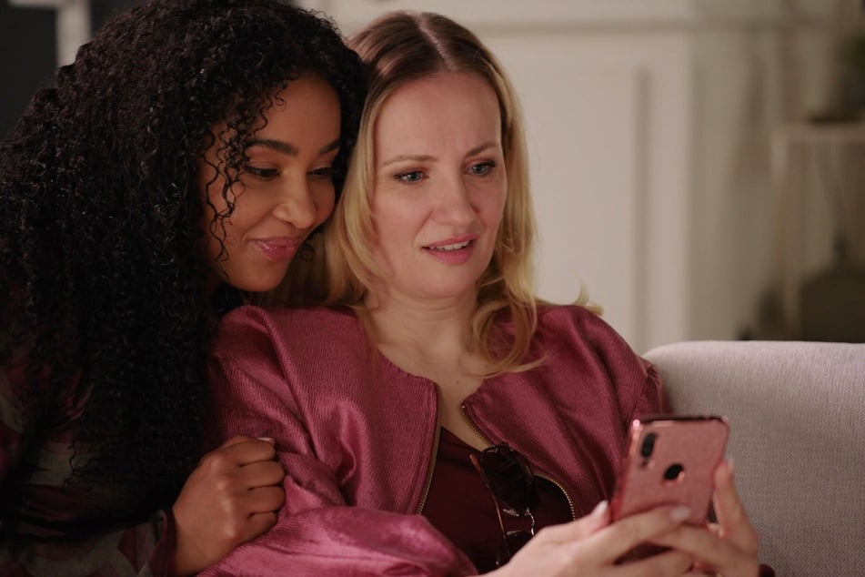 Imani (l.) ist neugierig, wie das Dating bei Isabelle klappt.
