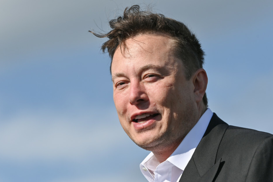 Tesla-Chef Elon Musk (49) steht auf der Baustelle der Tesla Gigafactory. Im Dezember soll er in Berlin den Axel Springer Award 2020 verliehen bekommen.