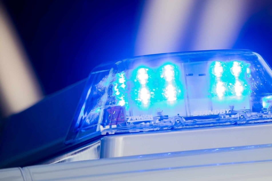 120.000 Euro Schaden! Betrunkener Jaguar-Fahrer kracht rückwärts in Restaurant