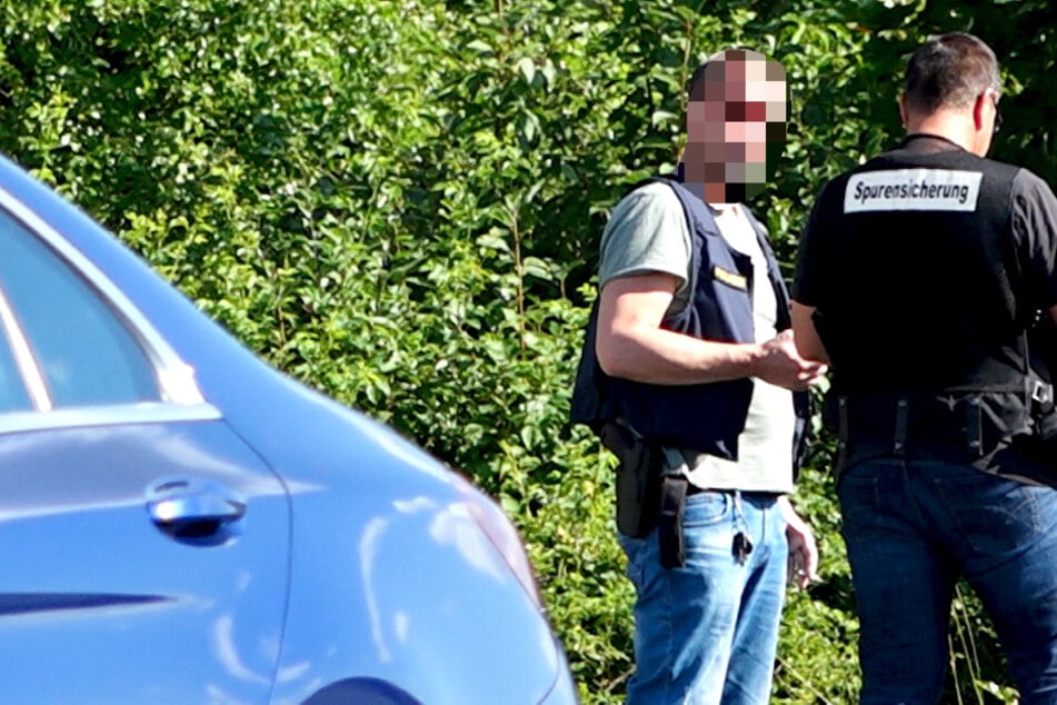 Das Foto zeigt Angehörige der Spurensicherung nach der Schussabgabe in Werneck.