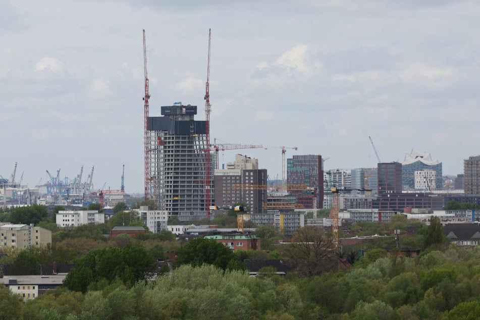 Die Bauarbeiten am Elbtower ruhen seit Monaten. (Archivbild)