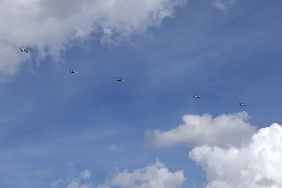 Über Dresden konnte am Donnerstagnachmittag ein Formationsflug von 13 Polizei-Hubschraubern bestaunt werden.