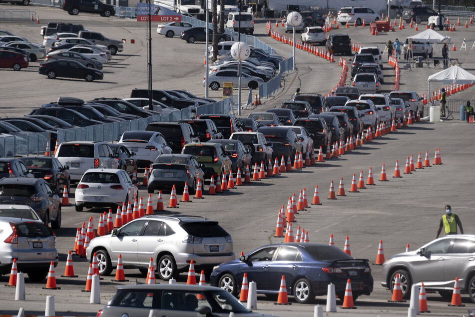 Lange Schlangen vor einer Corona-Impfstation in Los Angeles: Immer mehr US-Amerikaner wollen sich impfen lassen.