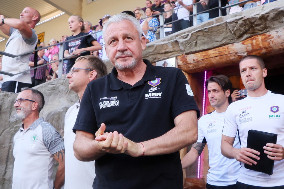 Kann sich FCE-Trainer Pavel Dotchev (57) am Sonntag nach dem Spiel gegen Halle wieder die Hände reiben? Er ist zuversichtlich.
