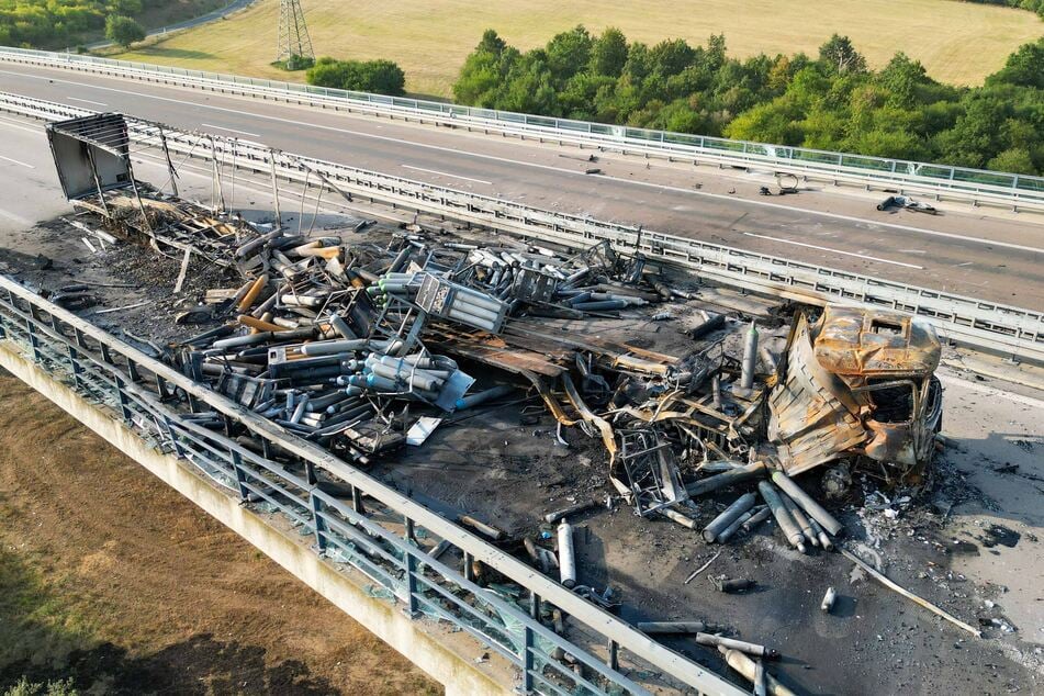 Auf der Autobahn war ein Laster in ein Stauende gekracht, wo ein mit Gasflaschen beladener Lastwagen stand. Dieser geriet in Brand, woraufhin mehrere der Flaschen explodierten.