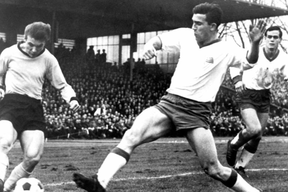 Hans-Günter Becker (82, Mitte), der ehemalige Kapitän der Bundesliga-Mannschaft von Tasmania Berlin, würde den Bundesliga-Negativrekord für die meisten sieglosen Spiele in Folge gerne an den FC Schalke 04 abtreten.