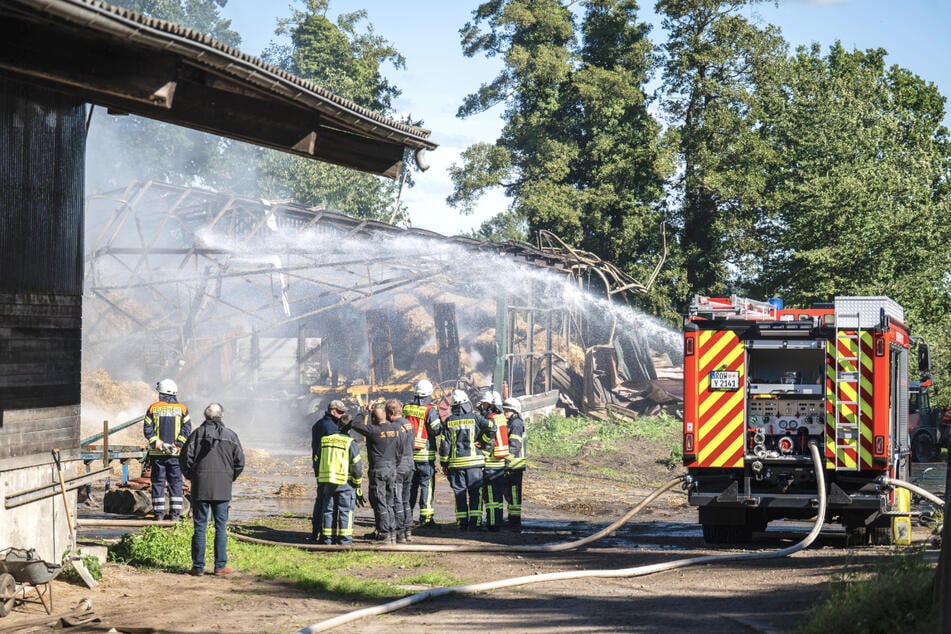 Nur wenige hundert Meter vom Tatort entfernt brannte es auf einem Bauernhof. Die Polizei ermittelt, ob es einen Zusammenhang gibt.