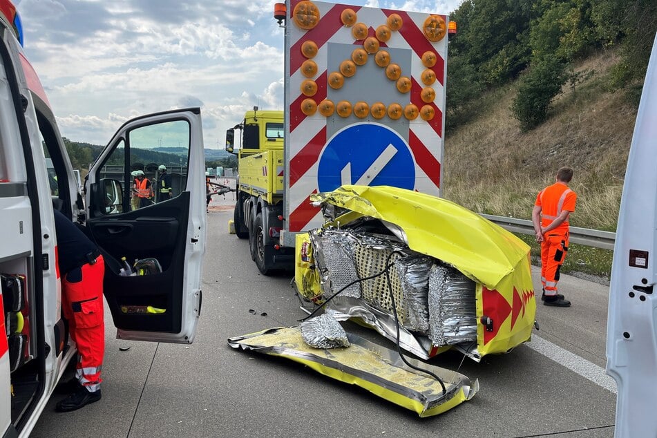 Der Schilderwagen stand zur Absicherung einer Baustelle auf dem rechten Fahrstreifen.