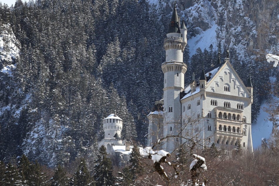 Das Schloss Neuschwanstein ist auf der ganzen Welt bekannt. Es ist ein Touristenmagnet für Bayern.