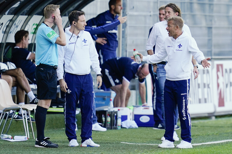 Lilien-Coach Markus Anfang (r./46) versteht die Welt nicht mehr: Wie konnten seine Darmstädter trotz so vieler Chancen nichts Zählbares aus Sandhausen mitnehmen?