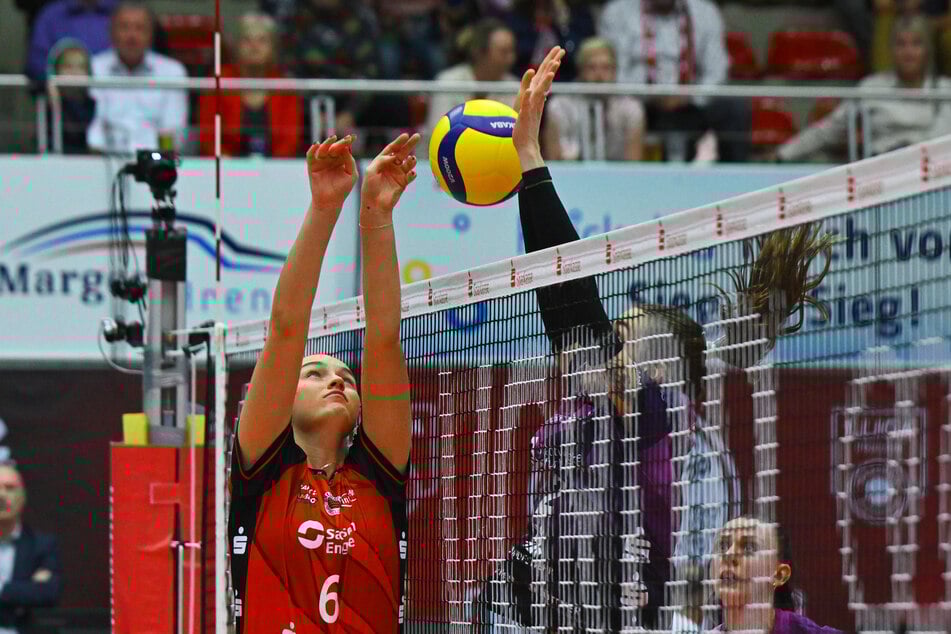 Amelia van der Werff (l.) kam zu einem längeren Einsatz.