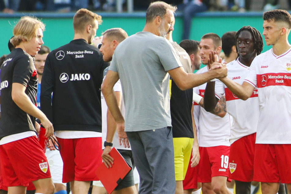 VfB-Trainer Pellegrino Matarazzo (42) klatscht ab mit Marc Oliver Kempf (25). Tanguy Coulibaly (19) ist der nächste.