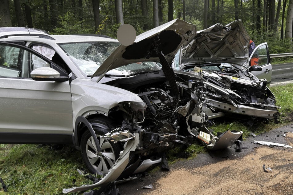 Bei einem Unfall auf der B404 östlich von Hamburg sind sechs Menschen verletzt worden.