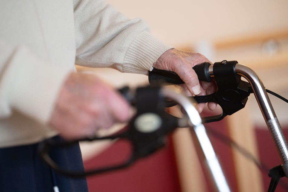 Der Mann (69) kam mit seinem Rollator ins Straucheln. (Symbolfoto)