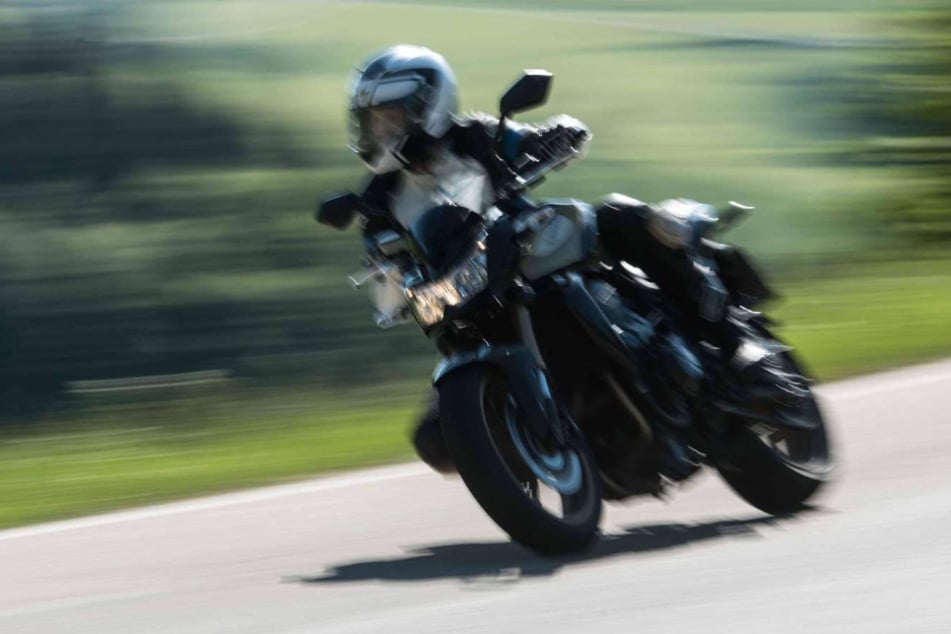 Mit bis zu 100 km/h versuchte der 35-Jährige, vor der Polizei zu flüchten. (Symbolfoto)