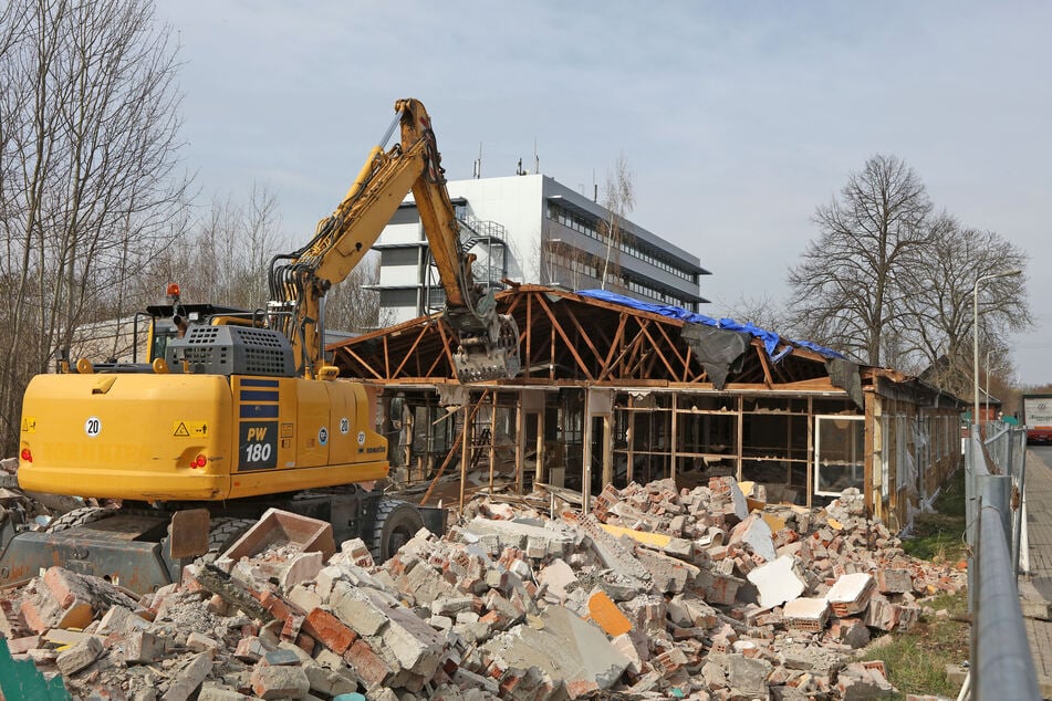Neben dem Bagger ist beim Abriss des Zwickauer Regenbogenhauses durch viel belastetes Material auch mühsame Kleinarbeit gefragt.