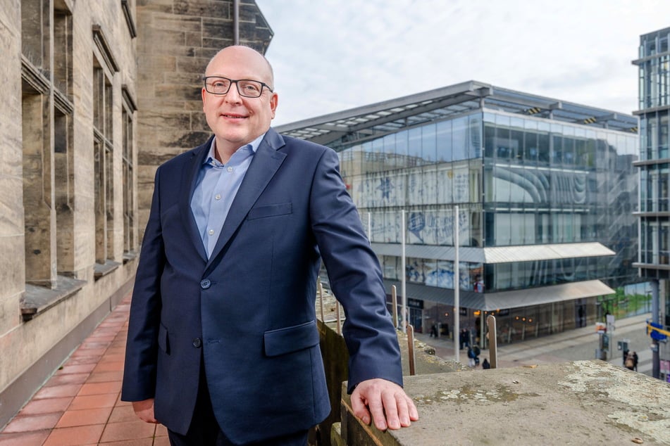 OB Sven Schulze (53, SPD) steht auf dem Rathaus-Balkon.