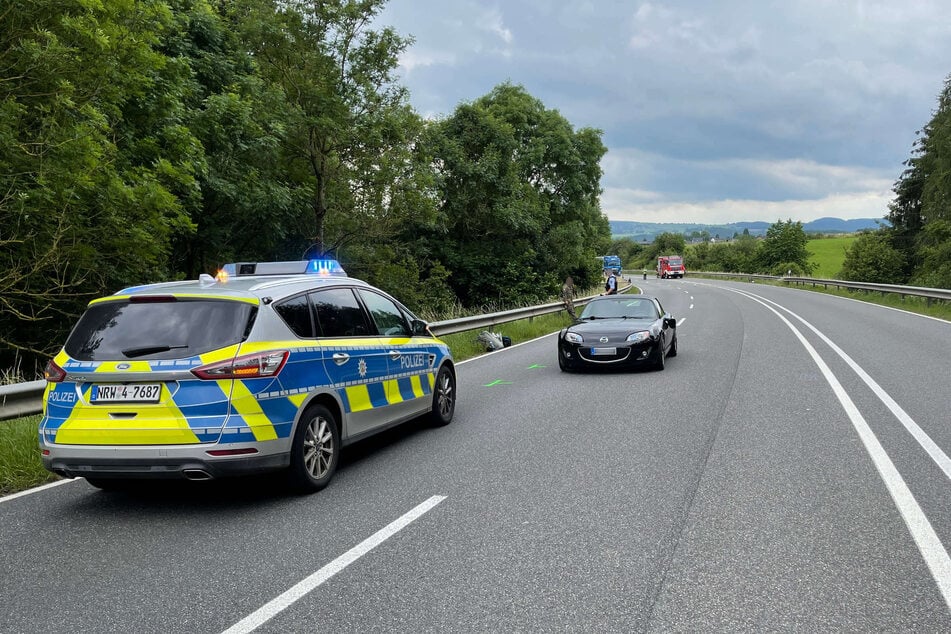 Ein Autofahrer (42) ist am Freitag auf einer Landstraße in Blankenheim (Kreis Euskirchen) in eine Gruppe aus Wanderern gekracht.