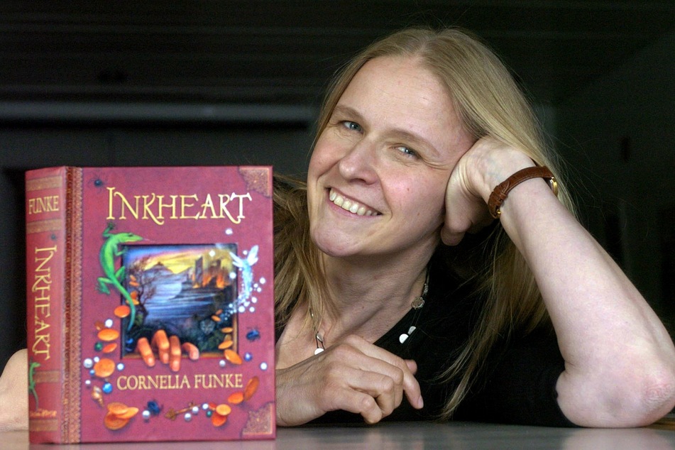 Cornelia Funke mit der englischen Ausgabe ihres Buches "Tintenherz".