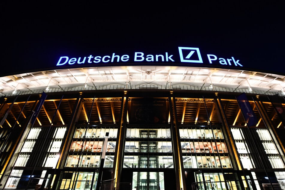 Zurzeit fasst das Waldstadion 60.000 Zuschauer. Die Eintracht plant einen Aus- oder Neubau, der bis zu 80.000 Zuschauern Platz bieten soll.