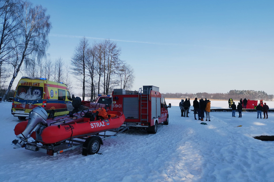 Rettungskräfte von Polizei, mehreren Feuerwehren und einer Tauchergruppe waren am Unglücksort im Einsatz.