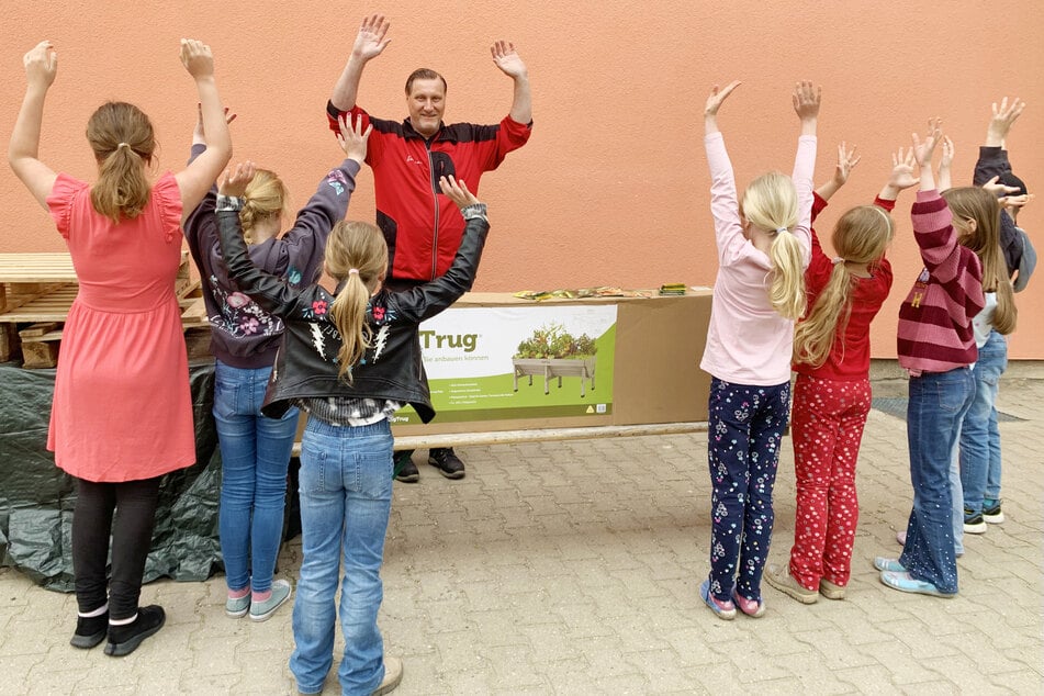 Kleine Gärtner ganz groß – LandMAXX spendet Hochbeete und Sämereien an KiTas in der Region und weckt spielerisch die Freude am Gärtnern.