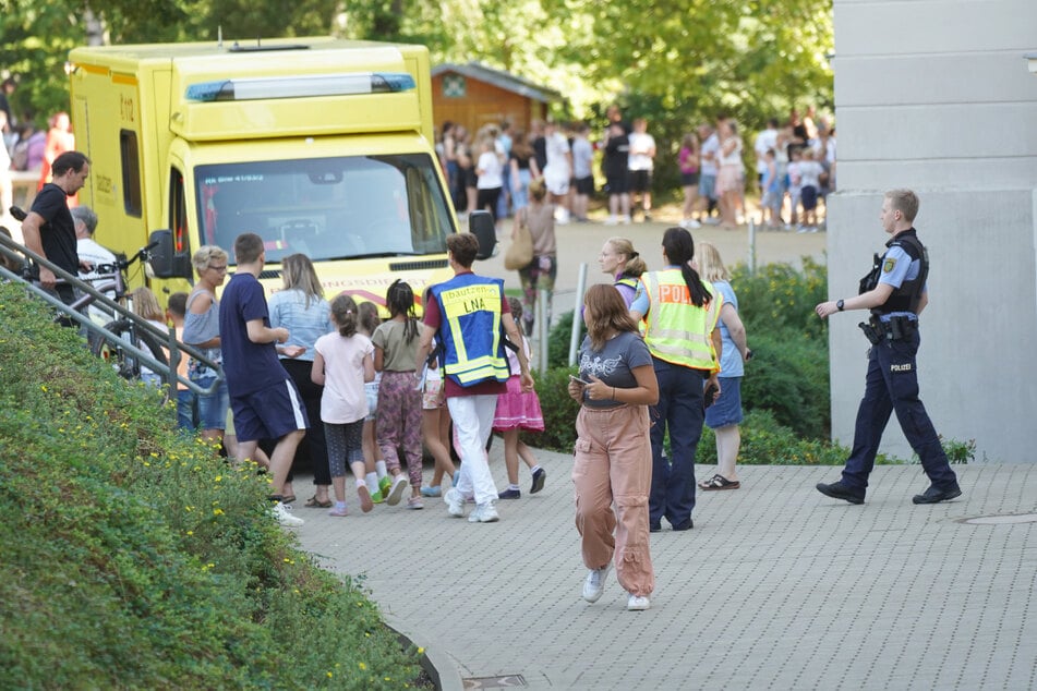 Nach dem Amoklauf eilten viele verängstigte Eltern zur Schule. Am Donnerstagabend fand dann eine Eltern-Informationsveranstaltung statt.