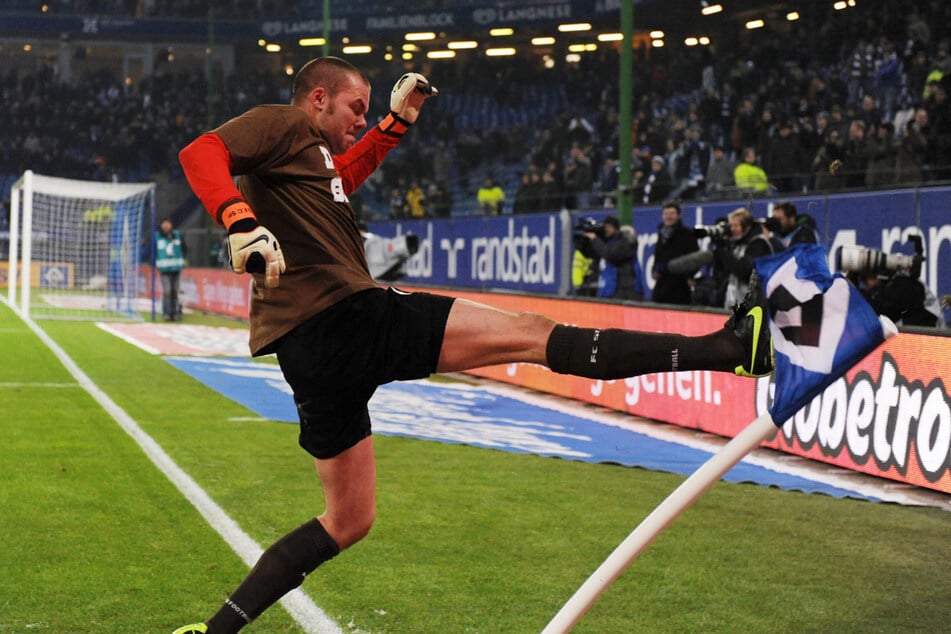 Der ehemalige Profi erlangte Kult-Status, als er im Volksparkstadion beim Jubeln in Kung-Fu-Manier eine Eckfahne mit HSV-Logo umtrat.