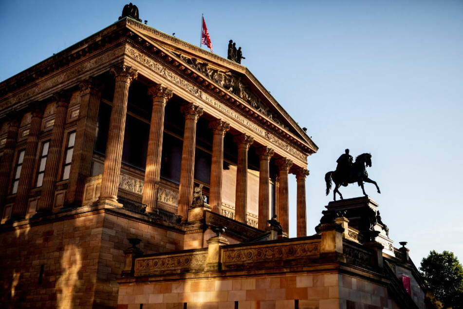 Die Alte Nationalgalerie ist im Licht der aufgehenden Sonne zu sehen. Dutzende Ausstellungsobjekte sind einem Bericht der Zeit und des Deutschlandfunks zufolge auf der Berliner Museumsinsel von Unbekannten beschädigt worden. (Symbolfoto)
