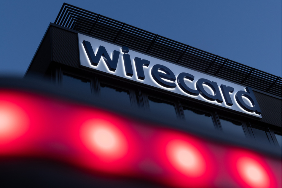 Rote Lichter leuchten vor dem Schriftzug von Wirecard an der damaligen Firmenzentrale des Zahlungsdienstleisters in Aschheim bei München. (Archiv)