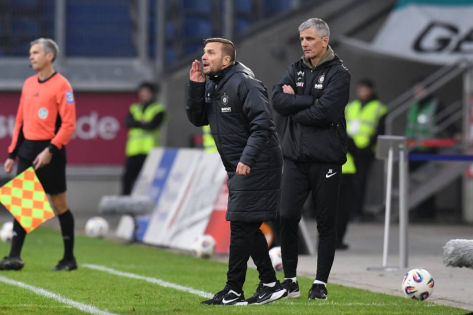 Enge Zusammenarbeit zwischen Aue-Coach Jens Härtel mit seinem neuen Co-Trainer Lars Fuchs, der vor Anpfiff auch die Ansprache in der Kabine hielt.